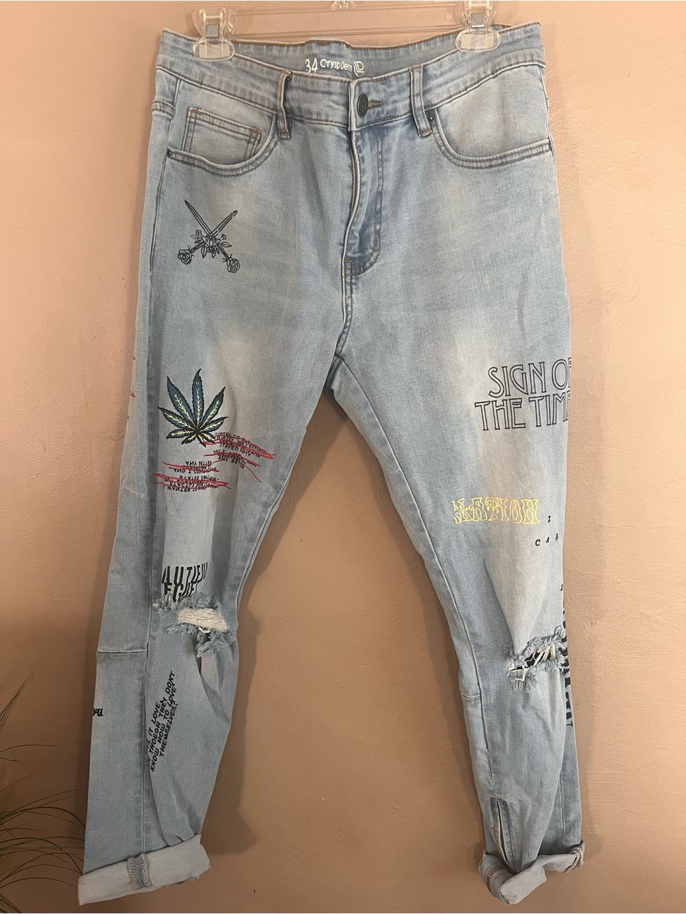 Light Blue Slim Straight Men’s Jeans with Graphic Accents